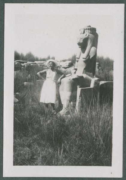 Ritratto femminile - Marieda Di Stefano accanto a una statua - Egitto - Luxor (Tebe) - El-Karnak - Complesso di templi