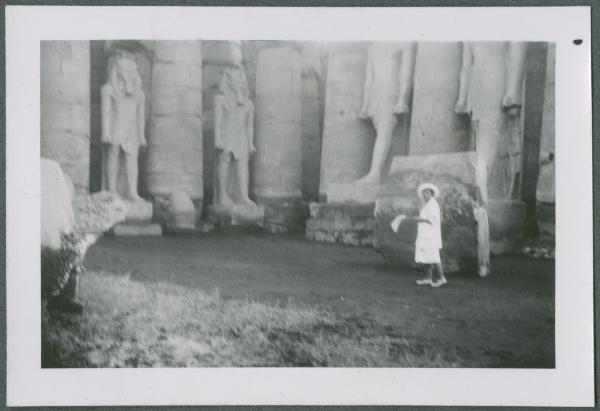 Ritratto femminile - Marieda Di Stefano - Egitto - Luxor (Tebe) - Tempio di Luxor - Cortile di Ramses - Colonne - Statue di Ramses II