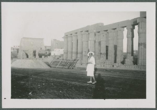 Ritratto femminile - Marieda Di Stefano - Egitto - Luxor (Tebe) - Tempio di Luxor - Colonne - Sullo sfondo un pilone d'ingresso