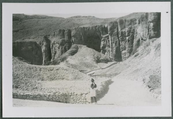 Ritratto femminile - Marieda Di Stefano - Egitto - Luxor (Tebe) - Valle dei Re - Sentiero che conduce alla valle