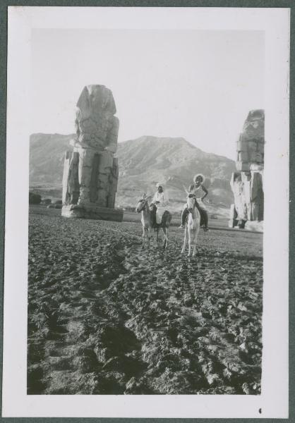 Ritratto di coppia - Marieda Di Stefano su asino e uomo egiziano - Egitto - Luxor (Tebe) - Necropoli di Tebe - Colossi di Memnone, statue Colossali in quarzite