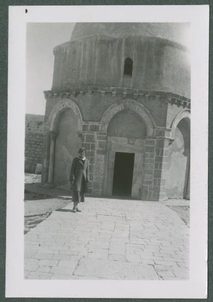 Ritratto femminile - Marieda Di Stefano - Israele - Gerusalemme - Monte degli Ulivi - Chiesa dell'Ascensione, edicola - Moschea - Esterno