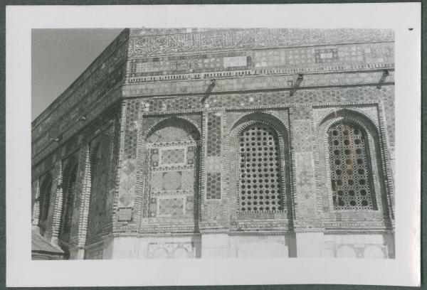 Israele - Gerusalemme - Cupola della Roccia (Moschea di Omar) - Esterno - Particolare della decorazione della facciata - Finestre istoriate