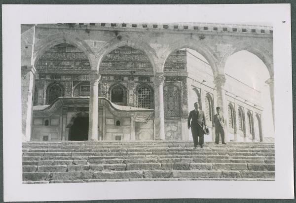 Ritratto maschile - Antonio Boschi - Uomo - Israele - Gerusalemme - Cupola della Roccia (Moschea di Omar) - Esterno - Scalinata ed archi d'ingresso