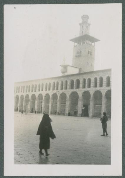 Siria - Damasco - Grande Moschea degli Omayyadi - Esterno - Grande cortile - Torre della Sposa, minareto - Persone - Marieda Di Stefano