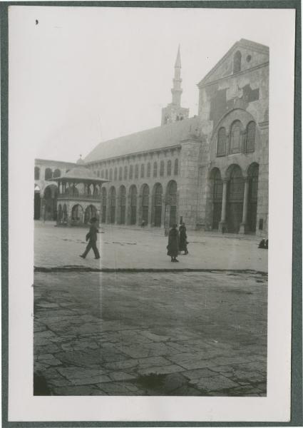 Siria - Damasco - Moschea degli Omayyadi - Esterno - Cortile - Facciata - Minareto - Fontana - Persone - Marieda Di Stefano