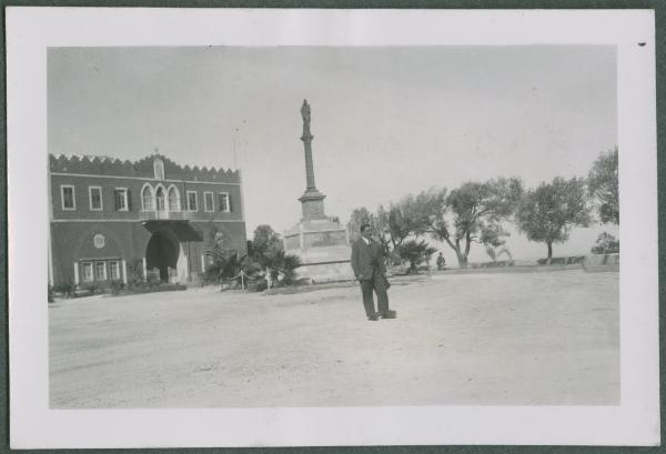 Ritratto maschile - Antonio Boschi - Israele - Galilea - Caifa (Haifa) - Monte Carmelo - Piazza Stella Maris - Statua Madonna del Carmelo (Madonna del Cile) - Palazzo