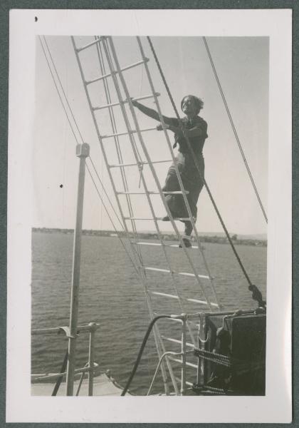 Ritratto femminile - Marieda Di Stefano si arrampica sulle sartie del piroscafo Pilsna in crociera nel Mediterraneo - Mare