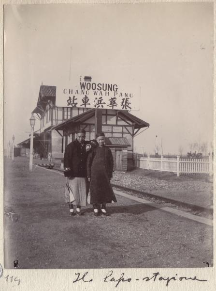 Ritratto di gruppo - Due uomini lungo i binari - Stazione ferroviaria di Woosung