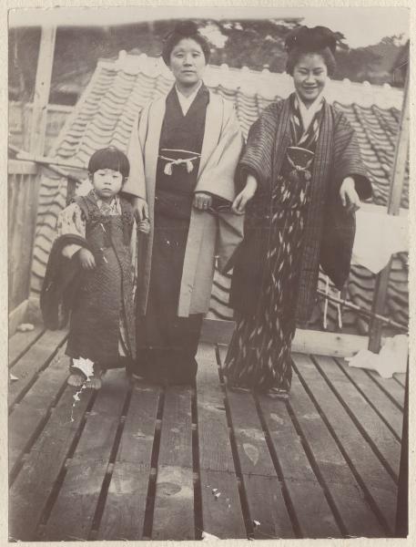 Ritratto di gruppo - Due donne giapponesi in kimono - Un bambino - Terrazzo