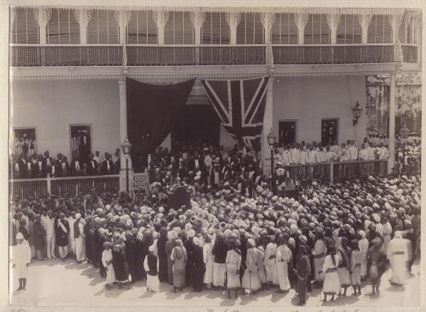 Arcipelago di Zanzibar - Isola di Unguja - Zanzibar - Apparizione in pubblico del sultano Hamoud bin Mohammed - Folla