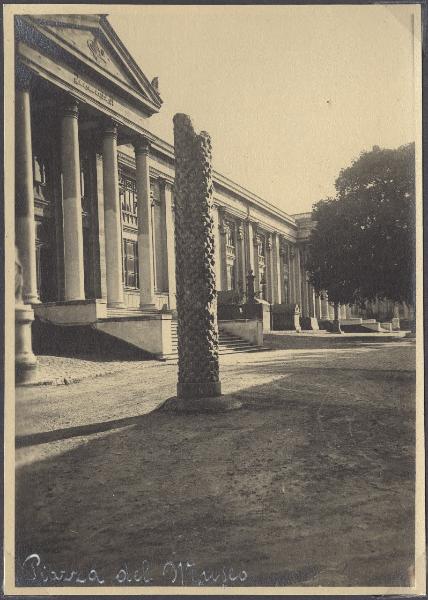 Turchia - Istanbul - Museo Archeologico - Esterno - Facciata - Resti di colonna