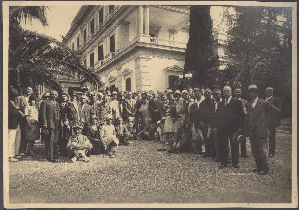 Ritratto di gruppo - Passeggeri piroscafo Stella d'Italia - Seconda crociera nel Mediterraneo dell'Università Popolare di Milano