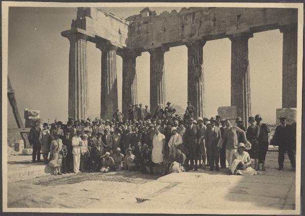 Ritratto di gruppo - Passeggeri piroscafo Stella d'Italia - Seconda crociera nel Mediterraneo dell'Università Popolare di Milano / Grecia - Atene - Partenone