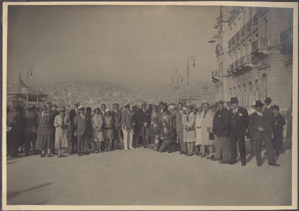 Ritratto di gruppo - Passeggeri piroscafo Stella d'Italia - Seconda crociera nel Mediterraneo dell'Università Popolare di Milano