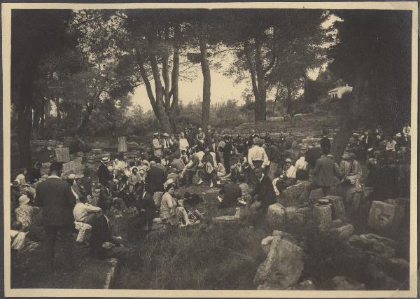 Ritratto di gruppo - Passeggeri piroscafo Stella d'Italia - Seconda crociera nel Mediterraneo dell'Università Popolare di Milano - Bosco di Olimpia?