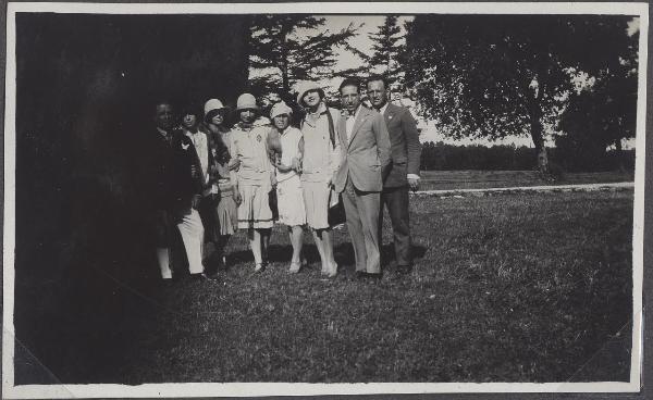 Ritratto di gruppo - Tre uomini e cinque donne - Passeggeri del piroscafo Stella d'Italia durante la seconda crociera nel Mediterraneo dell'Università Popolare