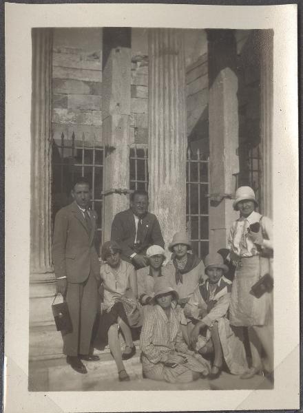 Ritratto di gruppo - Due uomini e sei donne - Passeggeri del piroscafo Stella d'Italia durante la seconda crociera nel Mediterraneo dell'Università Popolare