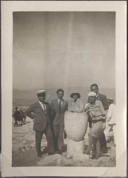 Ritratto di gruppo - Due donne e tre uomini - Passeggeri del piroscafo Stella d'Italia durante la seconda crociera nel Mediterraneo dell'Università Popolare