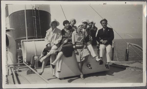 Ritratto di gruppo - Cinque donne e due uomini - Passeggeri del piroscafo Stella d'Italia durante la seconda crociera nel Mediterraneo dell'Università Popolare