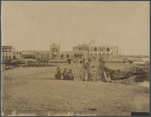 Eritrea - Massaua - Edificio ad archi - Gruppo di eritrei