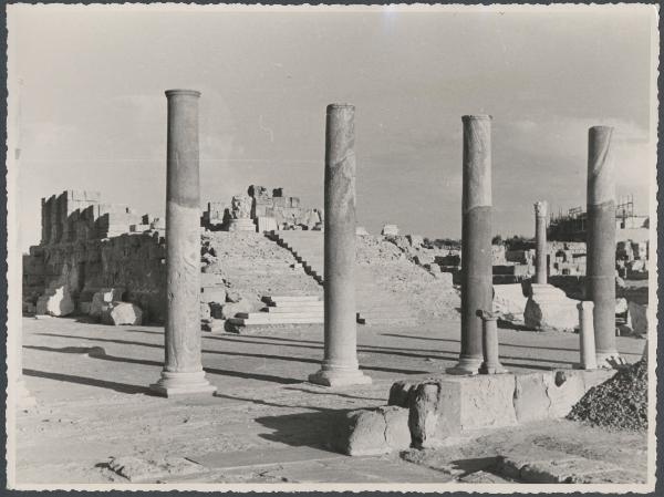 Libia - Sabratha - sito archeologico - Tempio Antoniano - colonne - scalinata