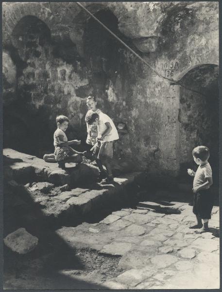 Israele - Jaffa - Città - Strada - Bambini giocano per strada