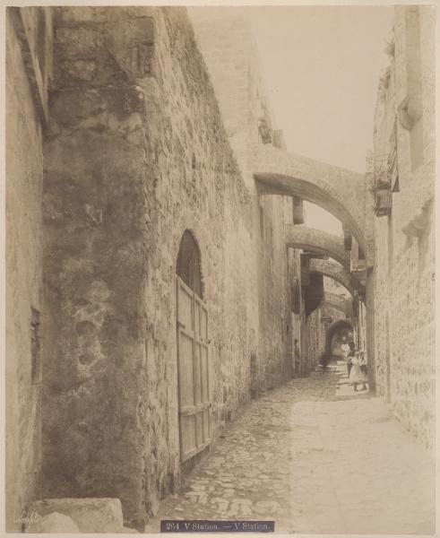 Israele - Gerusalemme - Strada dolorosa - Salita al Calvario - Luoghi della Via Crucis - Strada con archi - V stazione