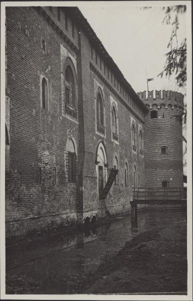 Rozzano - Località Cassino Scanasio - Castello Visconteo - Fianco con torre e fossato