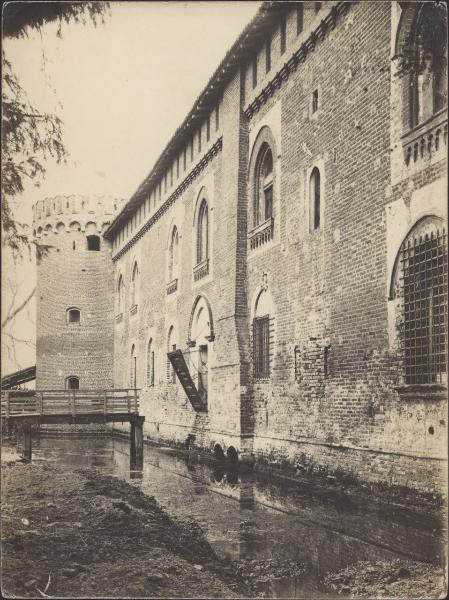 Rozzano - Località Cassino Scanasio - Castello Visconteo - Fianco con torre e fossato