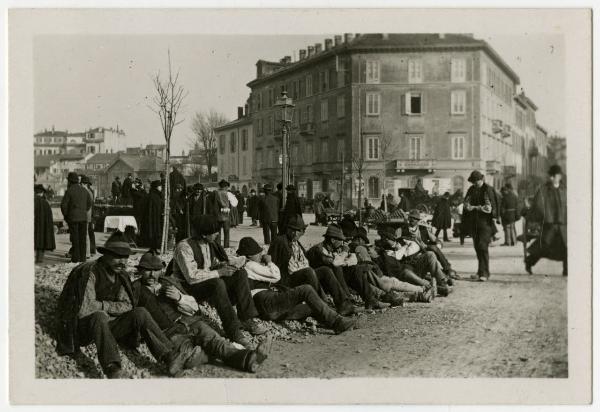 Milano - Largo Cairoli/ Via Cusani - Operai in pausa