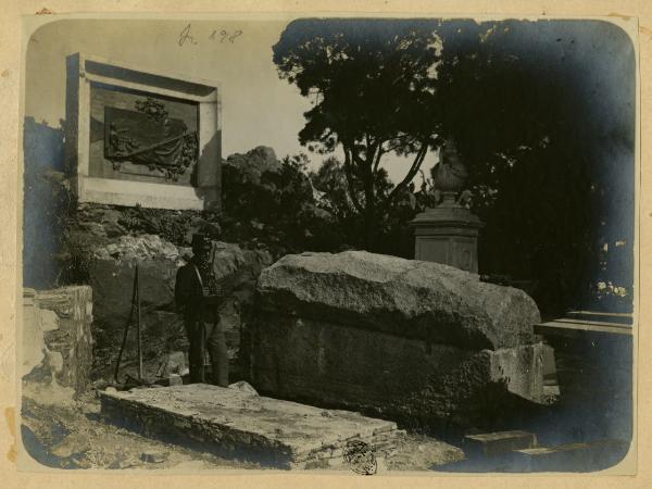 Caprera - Casa di Garibaldi - Cimitero familiare - Tomba di Garibaldi presidiata da un militare