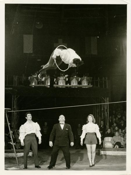 Monaco - Circo Knie - Un acrobata durante un'esibizione osservata da altri due acrobati e dal presentatore