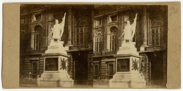 Statua - Marmo bianco - Monumento all'Alfiere dell'Esercito Sardo - Vincenzo Vela 1856- Torino - piazza Castello, di fronte a Palazzo Madama