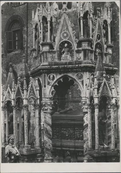 Monumento funebre - Arca di Cansignorio della Scala (particolare) - Bonino da Campione - Verona