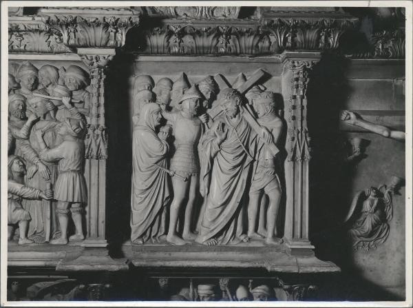 Rilievo - Cristo trasporta la croce - Milano - Basilica di S. Eustorgio - Altare maggiore