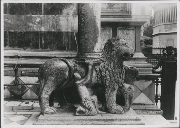 Scultura - Leone stiloforo - Giovanni da Campione - Bergamo - Basilica di Santa Maria Maggiore - Transetto sinistro - Porta dei Leoni rossi - Protiro