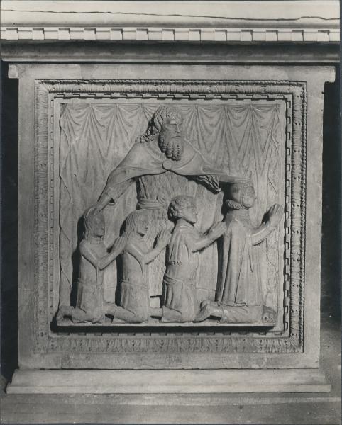 Rilievo - S. Giovanni Battista e quattro devoti - Giovanni da Campione - Milano - Basilica di S. Eustorgio - Transetto destro