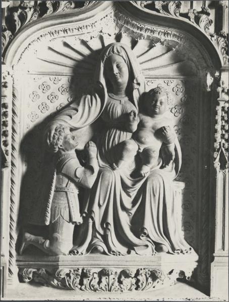 Rilievo - Madonna con Bambino e devoto - Jacopino da Tradate (bottega) - Milano - Basilica di S. Eustorgio - Monumento funebre di Pietro Torelli