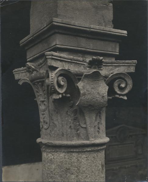 Capitello - Milano - Basilica di Sant'Ambrogio - Portico della Canonica