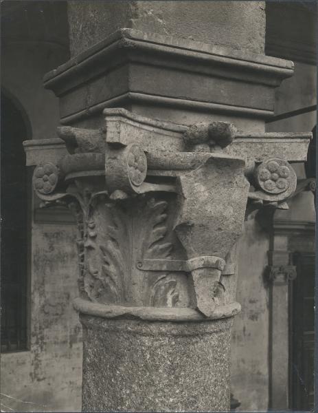 Capitello - Milano - Basilica di Sant'Ambrogio - Portico della Canonica