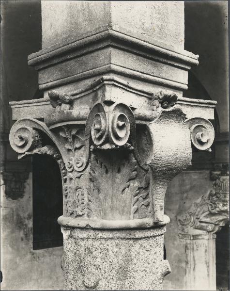 Capitello - Milano - Basilica di Sant'Ambrogio - Portico della Canonica