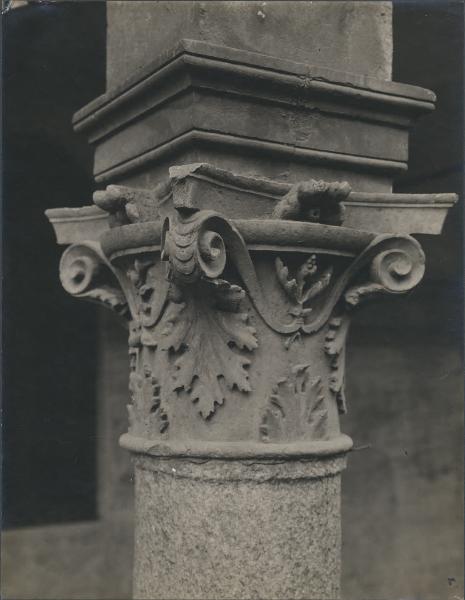 Capitello - Milano - Basilica di Sant'Ambrogio - Portico della Canonica