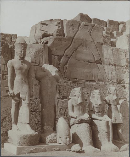 Sito archeologico - Karnak - Tempio di Ramses III - Statue