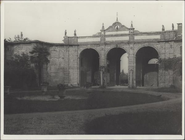 Melegnano - Rocca Brivio - Cortile - Esedra