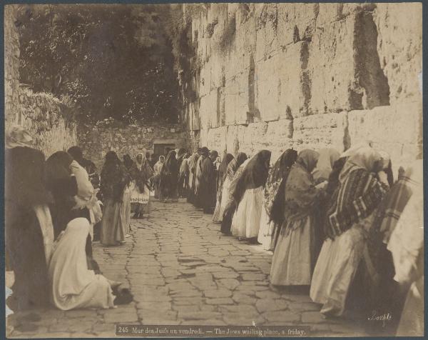 Palestina/Israele - Gerusalemme - Montagna del Tempio - Muro del pianto - Donne con il capo coperto da uno sciallé in preghiera col volto rivolto al muro