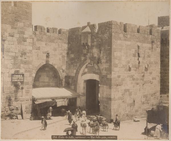 Palestina/ Israele - Gerusalemme - Porta di Jaffa - Uomini con asini carichi di merce - Negozio con tenda parasole