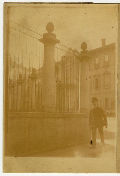 Milano - Biblioteca Ambrosiana - Cancellata posteriore sull'angolo di Piazza S. Sepolcro