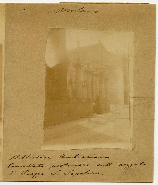 Milano - Biblioteca Ambrosiana - Cancellata posteriore sull'angolo di Piazza S. Sepolcro