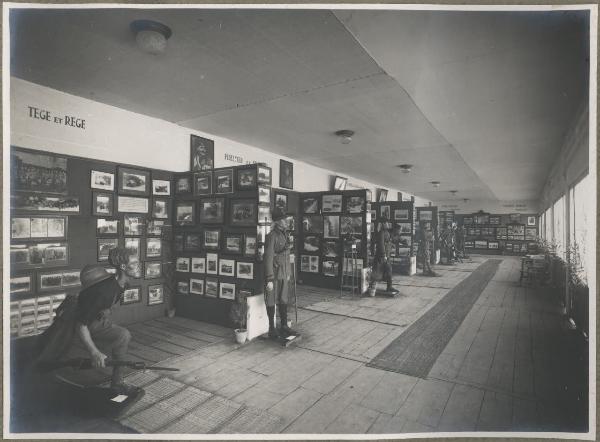 Libia - Tripoli - Fiera Campionaria - Padiglione fieristico - Interno - Manichini vestiti da soldati italiani - Fotografie